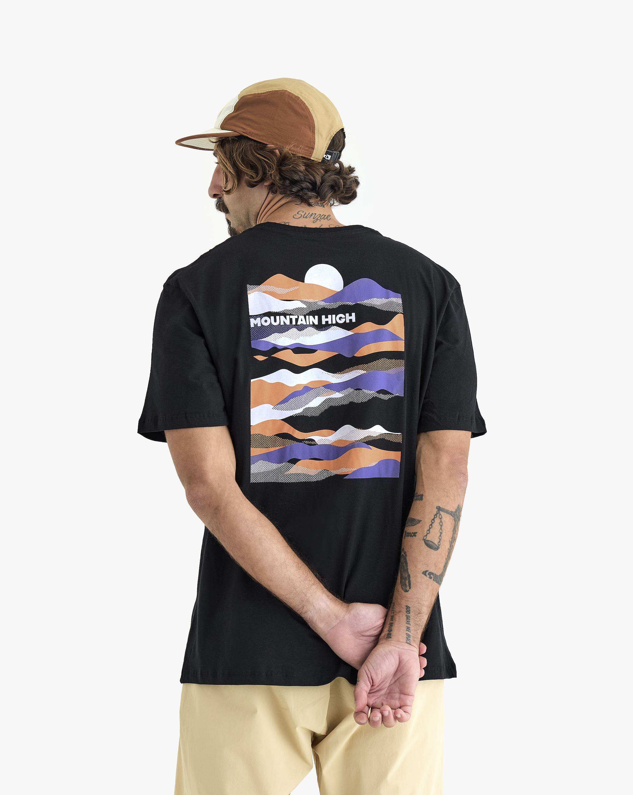 Camiseta Mountain High All Gender - Preta