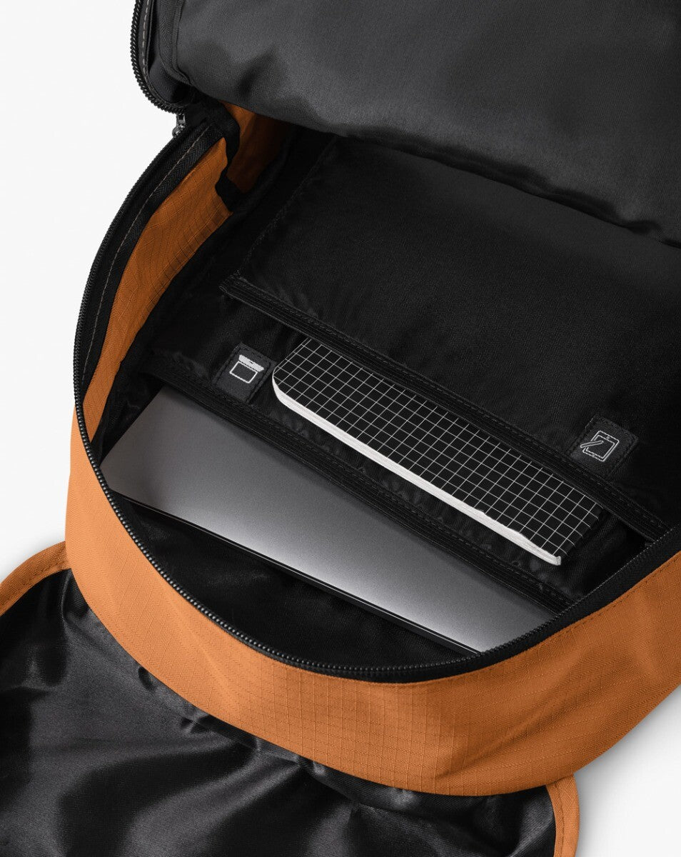 Mochila Gaivota 15L - Preto e Caramelo