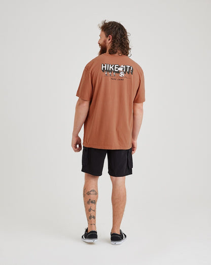 Camiseta Snoopy Hike It - Marrom